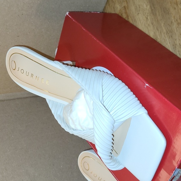 Journee Women Kitten Heel Size 8 - Picture 6 of 14